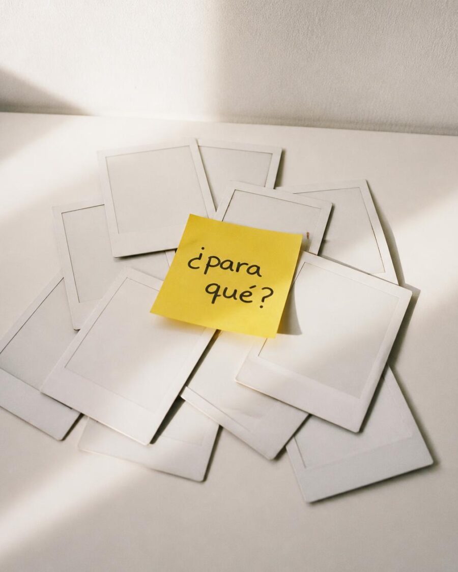 Fotos instantáneas en blanco con un post-it amarillo que pregunta para qué